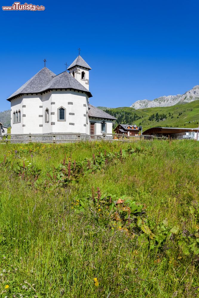 Immagine Una graziosa chiesetta nelle Dolomiti, Moena, Trentino Alto Adige.