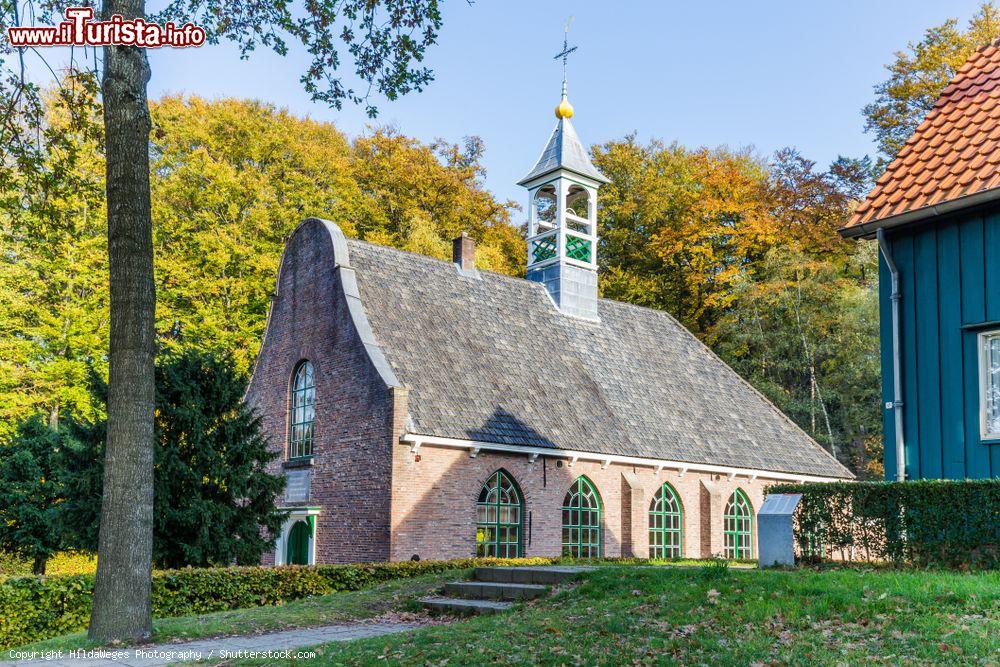 Immagine Una graziosa chiesetta olandese nel museo all'aperto di Arnhem - © HildaWeges Photography / Shutterstock.com