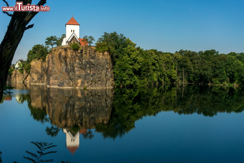 Immagine Una graziosa chiesetta riflessa nell'acqua nel villaggio di Beauch, Lipsia (Germania).