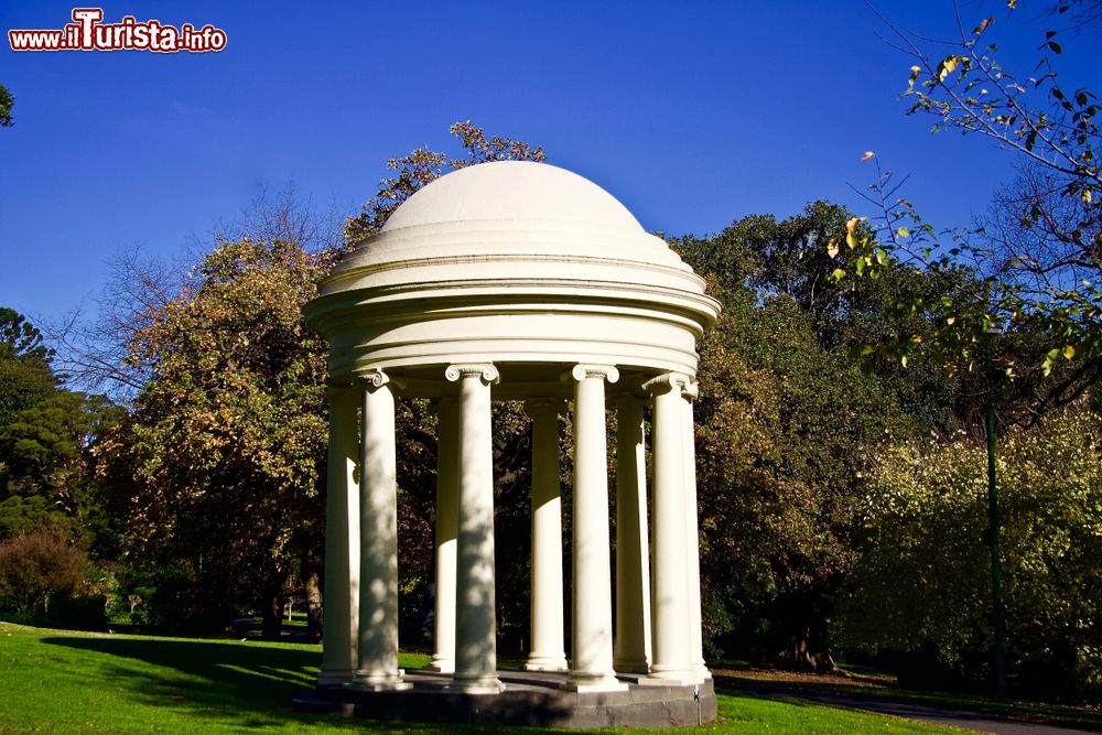 Immagine Una graziosa cupola rotonda ai Fitzroy Gardens di Melbourne, Australia.