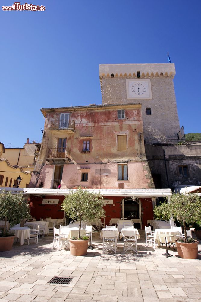 Immagine Una graziosa piazzetta a San Felice Circeo, Lazio, con l'orologio cittadino sullo sfondo.