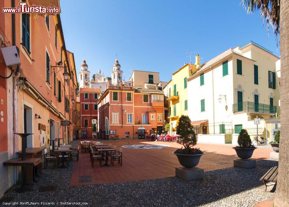 Immagine Una graziosa piazzetta del centro storico di Laigueglia, Liguria - © Mor65_Mauro Piccardi / Shutterstock.com