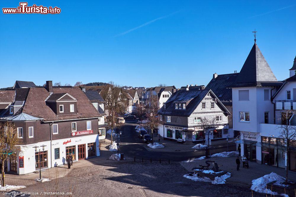 Immagine Una graziosa piazzetta nel centro del villaggio tedesco di Winterberg. Siamo nel Sauerland, regione collinare scarsamente popolata della zona sud-orientale nella Renania Settentrionale-Vestfalia - © Nielskliim / Shutterstock.com