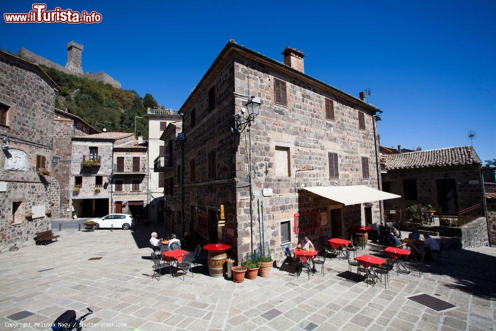 Immagine Una graziosa piazzetta nel centro di Radicofani, Toscana. Sullo sfondo, il vecchio castello che oggi ospita il Museo del Cassero - © Melinda Nagy / Shutterstock.com