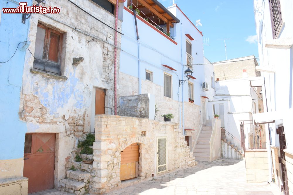 Immagine Una graziosa piazzetta nel centro storico di Casamassima, Puglia, con gli edifici dalle facciate azzurre.