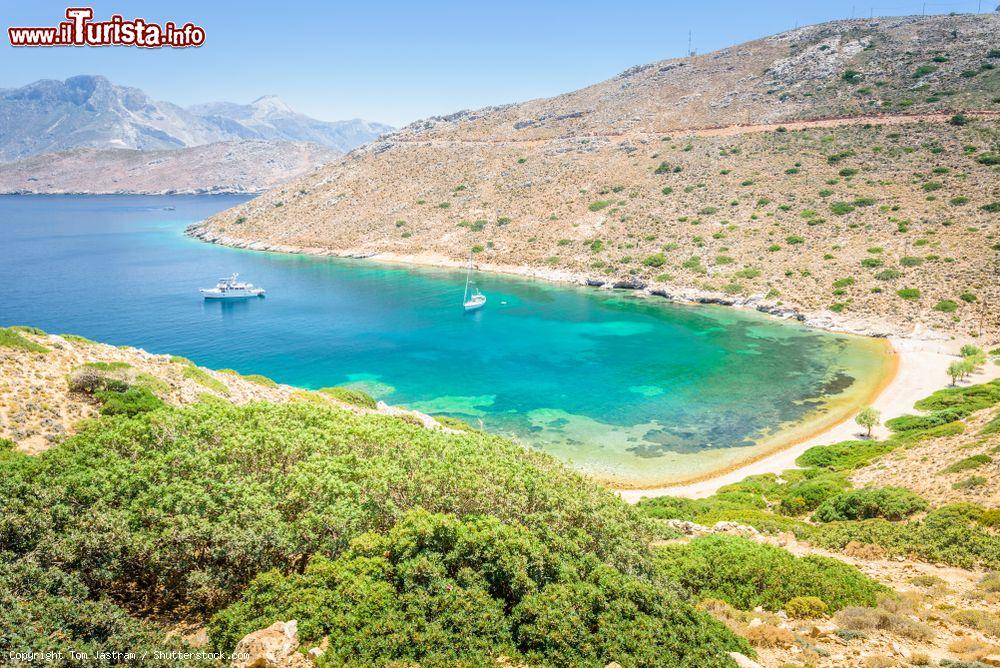 Immagine Una graziosa spiaggia circondata da colline sull'isola di Kalymnos, Grecia - © Tom Jastram / Shutterstock.com