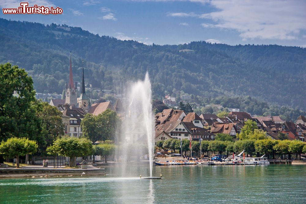 Immagine Una graziosa veduta della città di Zugo, sull'omonimo lago, Svizzera. Questa località è una delle più visitate dai turisti.