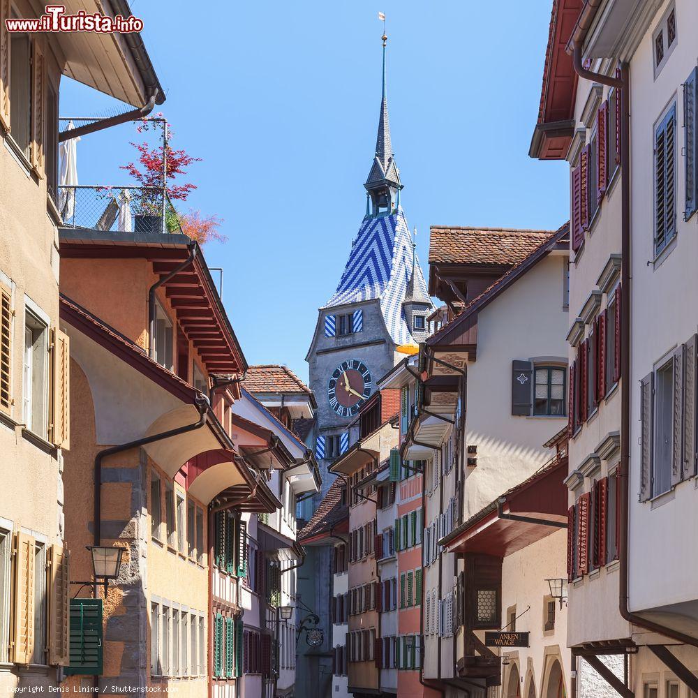 Immagine Una graziosa viuzza del centro cittadino di Zugo, Svizzera - © Denis Linine / Shutterstock.com