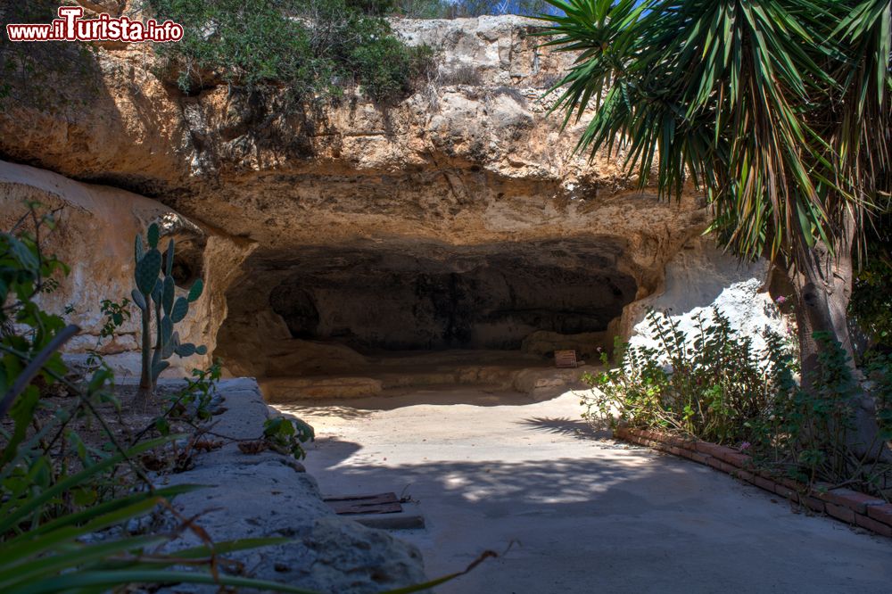 Immagine Una grotta nel Santuario di Nostra Signora di Lampedusa, isole Pelagie, Italia