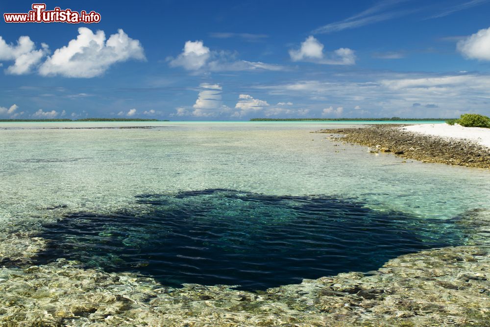 Immagine Una grotta sottomarina sull'atollo di Anaa, Polinesia Francese: costituito da 11 piccole isole questo atollo è un vero e proprio paradiso naturale.