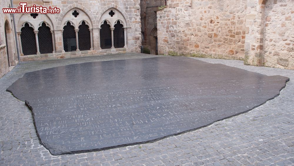 Immagine Una lastra con geroglifici nella cittadina di Figeac, Francia.