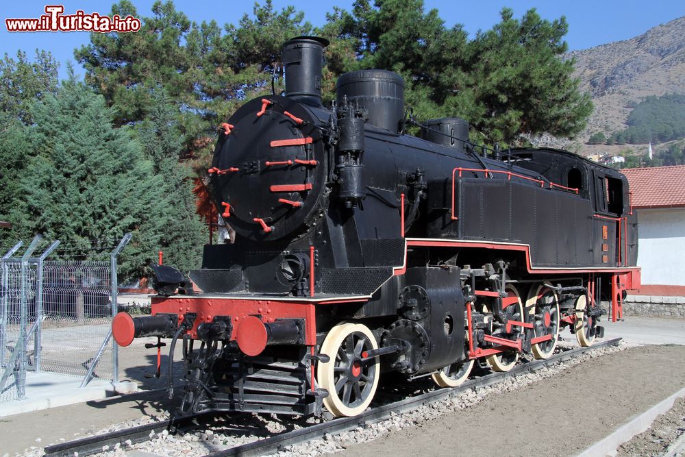 Immagine Una locomotiva nera vicino alla stazione dei treni di Amasya, Turchia.