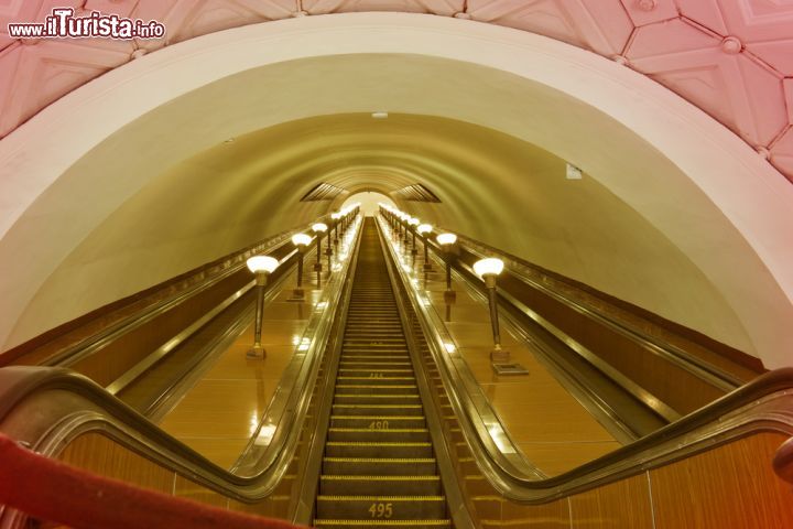 Immagine Scala mobile nella metropolitana di Mosca, Russia - Una lunga scala mobile attraversa una delle stazioni della linea metro di Mosca, fra le più frequentate al mondo © marino bocelli / Shutterstock.com