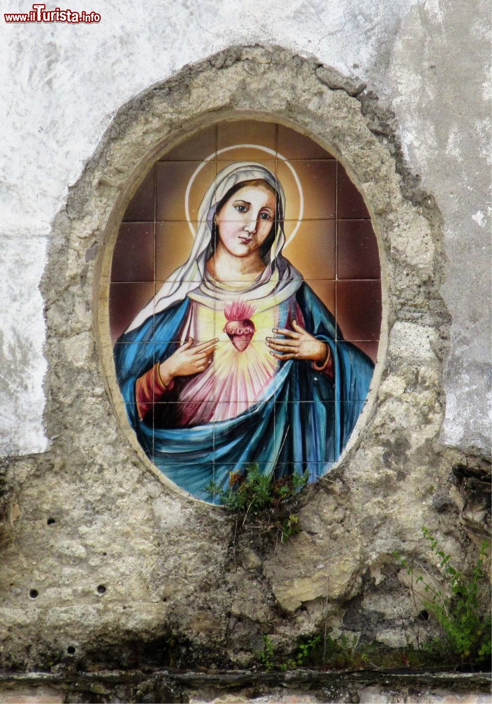 Immagine Una Madonna in una chiesa di Pimonte, Costiera Amalfitana, Campania