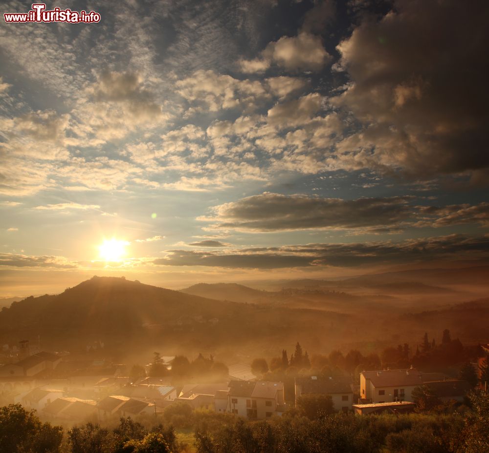 Immagine Una mattina nebbiosa sulla città di Carmignano, provincia di Prato in Toscana