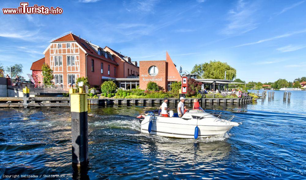 Immagine Una moderna barca a motore nel lago di Malchow, Meclemburgo-Pomerania (Germania). Questo bacino d'acqua fa parte della catena di laghi che si estende dal Muritz sino al lago di Plau - © balipadma / Shutterstock.com