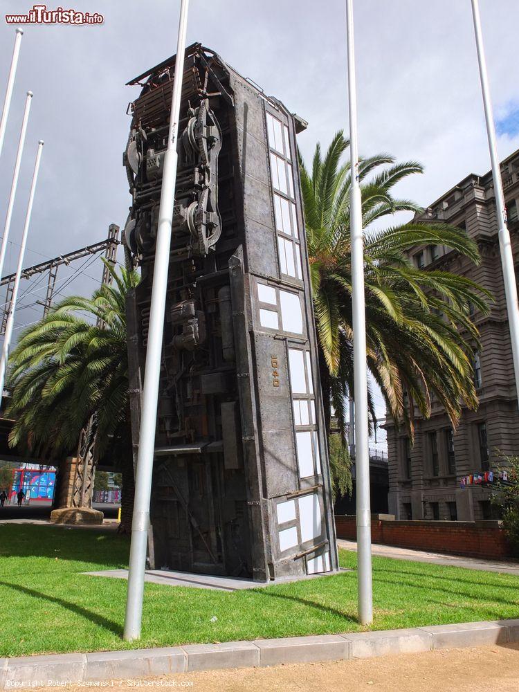 Immagine Una moderna scultura raffigurante un tram che sbuca dal terreno nel centro di Melbourne, Australia - © Robert Szymanski / Shutterstock.com