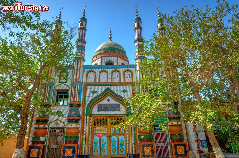 Immagine Una moschea nel centro cittadino di Turpan, Xinjiang, Cina.