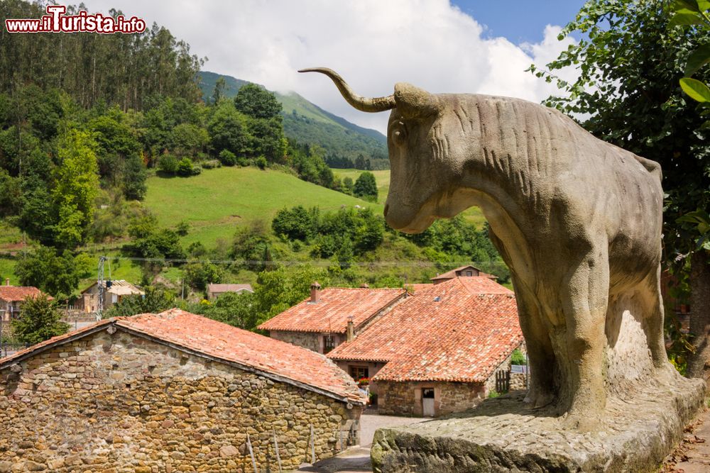 Immagine Una mucca di granito sulle colline del villaggio di Carmona, Spagna: questa scultura è nota con il nome di Tudanca.
 