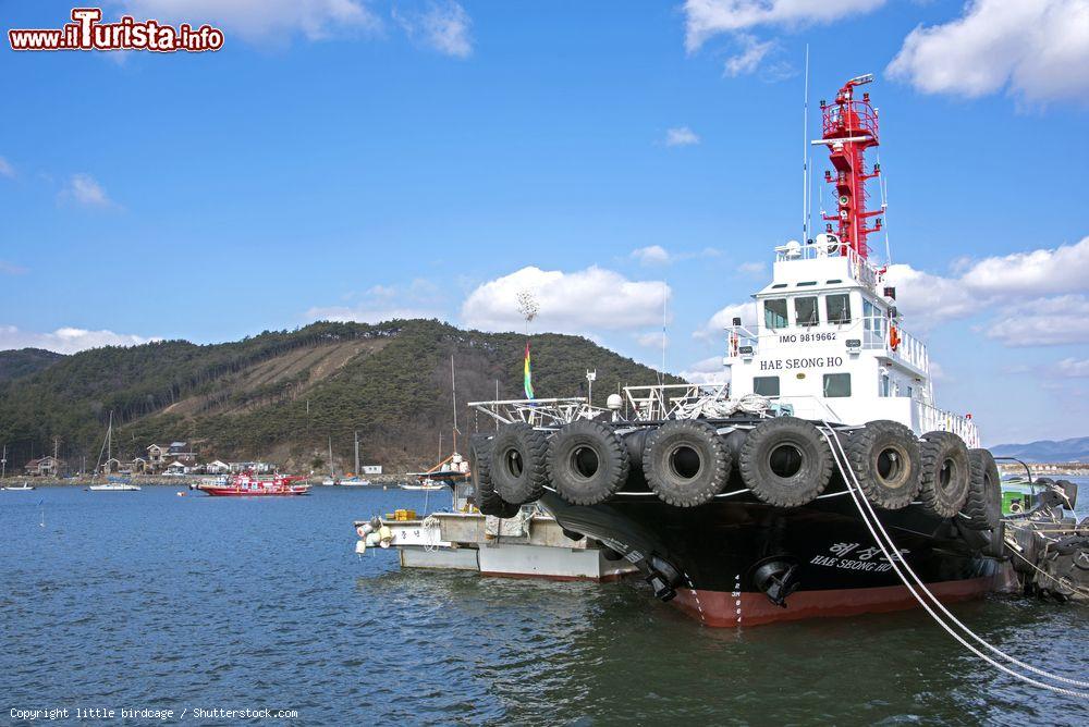 Immagine Una nave nella baia di Boryeong nella Corea del Sud- © little birdcage / Shutterstock.com