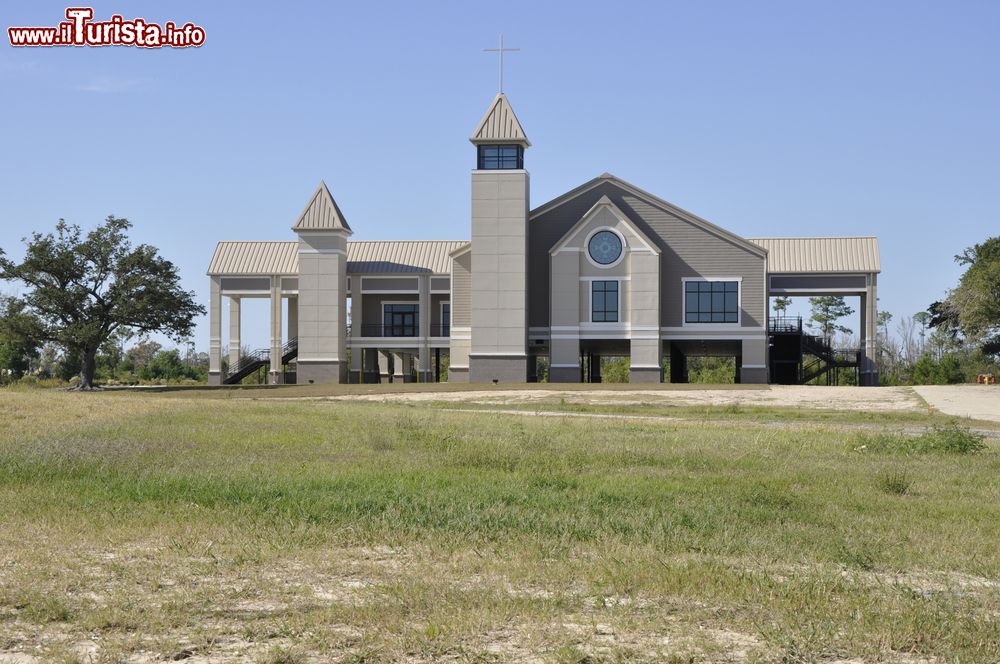 Immagine Una nuova chiesa nella città di Biloxi, Mississipi, Stati Uniti. Dopo l'uragano Katrina, gli edifici di nuova costruzione sono stati innalzati dal suolo.