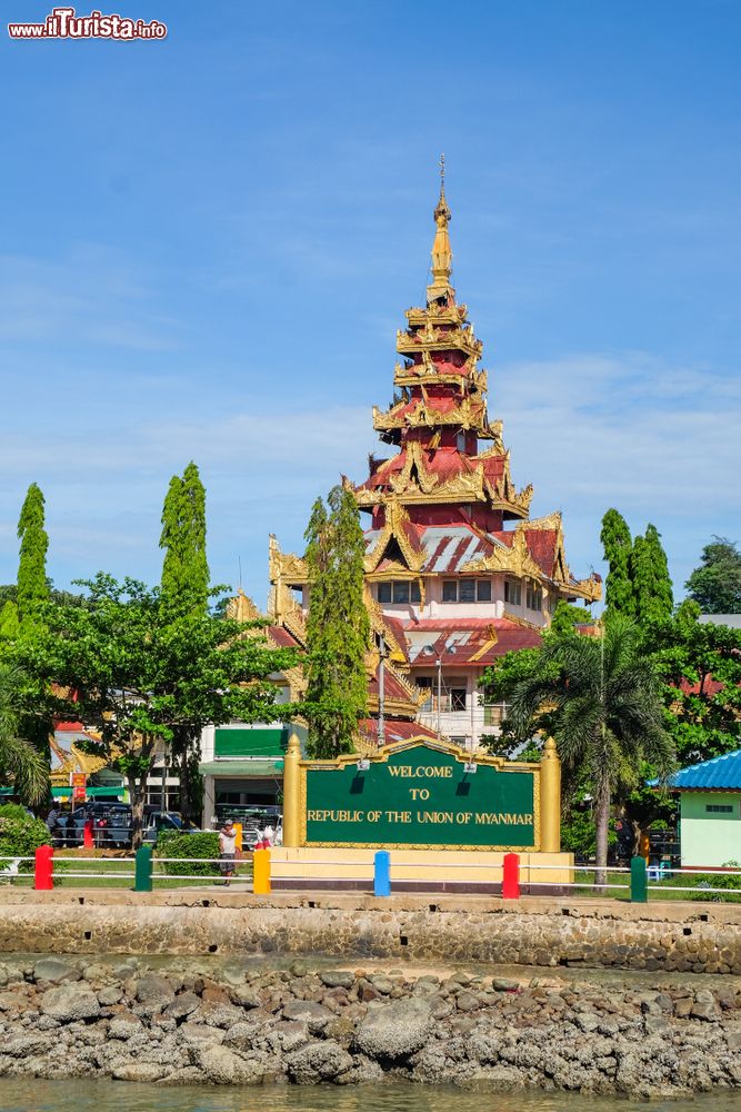 Immagine Una pagoda a Kawthaung, Myanmar. Questa cittadina si trova sulla costa della Birmania sul mare delle Andamane ed è il punto più a sud del paese.