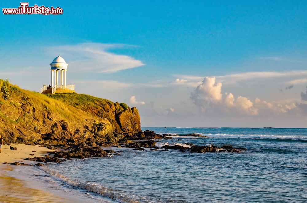 Immagine Una pagoda per matrimoni su una spiaggia dei Caraibi a Anguilla, America Centrale.