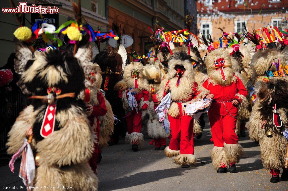 Immagine Una parata del tradizionale carnevale in maschera di Ptuj, Slovenia. Il Kurent, questo il nome della celebre festa, vede i partecipanti scendere in strada con indosso pelli di mucca, campane e copricapi speciali - © Denis Rozan / Shutterstock.com