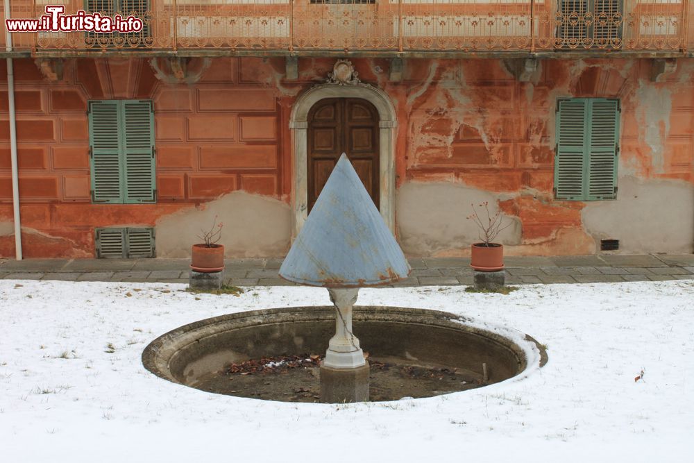 Immagine Una particolare fontana in centro a Rosazza in Piemonte, Valle Cervo.
