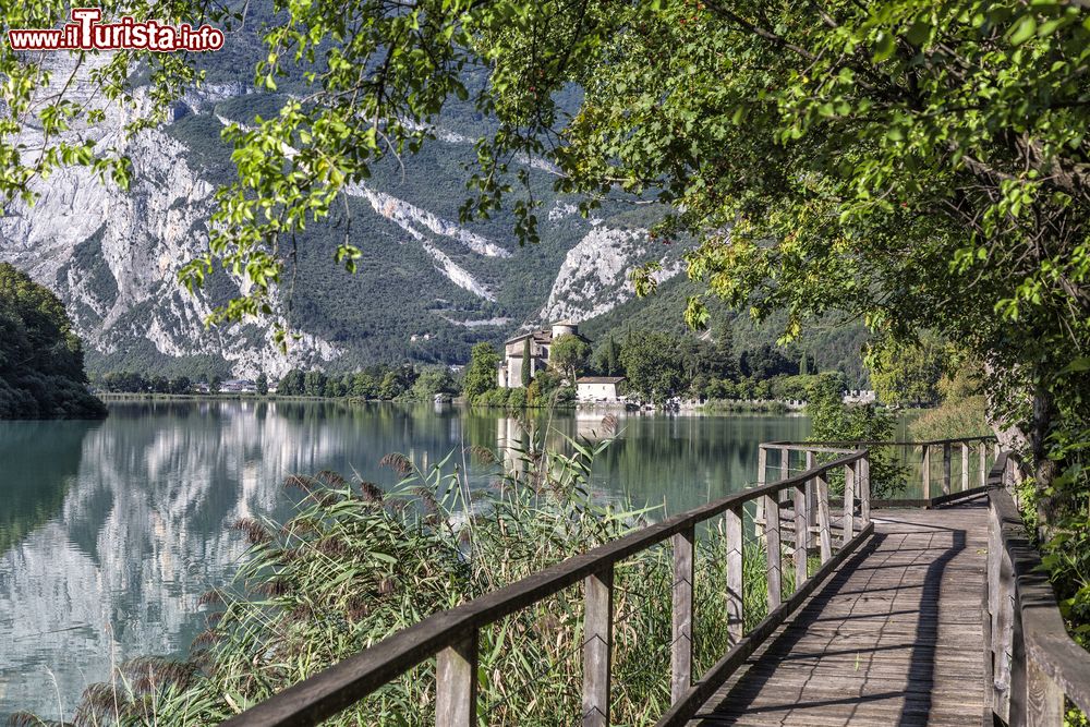 Immagine Una passarella di legno sul Lago Toblino vicino a Calavino