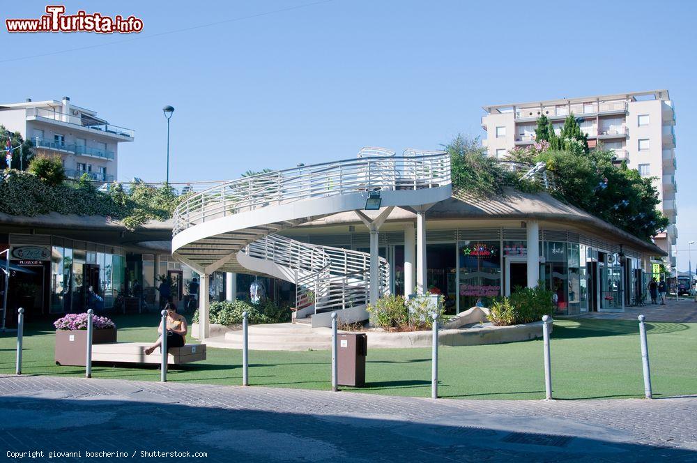 Immagine Una piazza del centro di Riccione, Emilia Romagna. Siamo in una delle località turistiche più famose della costa adriatica - © giovanni boscherino / Shutterstock.com