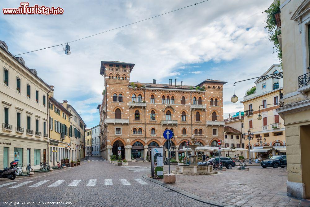 Immagine Una piazza del centro di Treviso, Veneto. - © milosk50 / Shutterstock.com