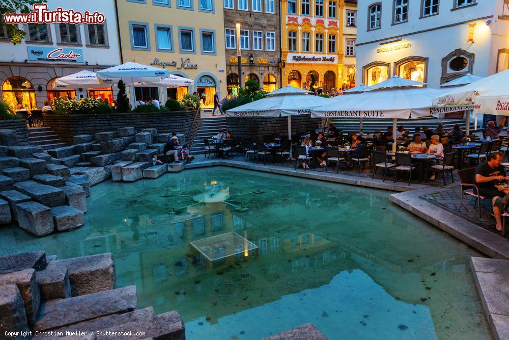 Immagine Una piazza di Bamberga al calar del sole, Germania, con gente ai tavoli dei locali - © Christian Mueller / Shutterstock.com