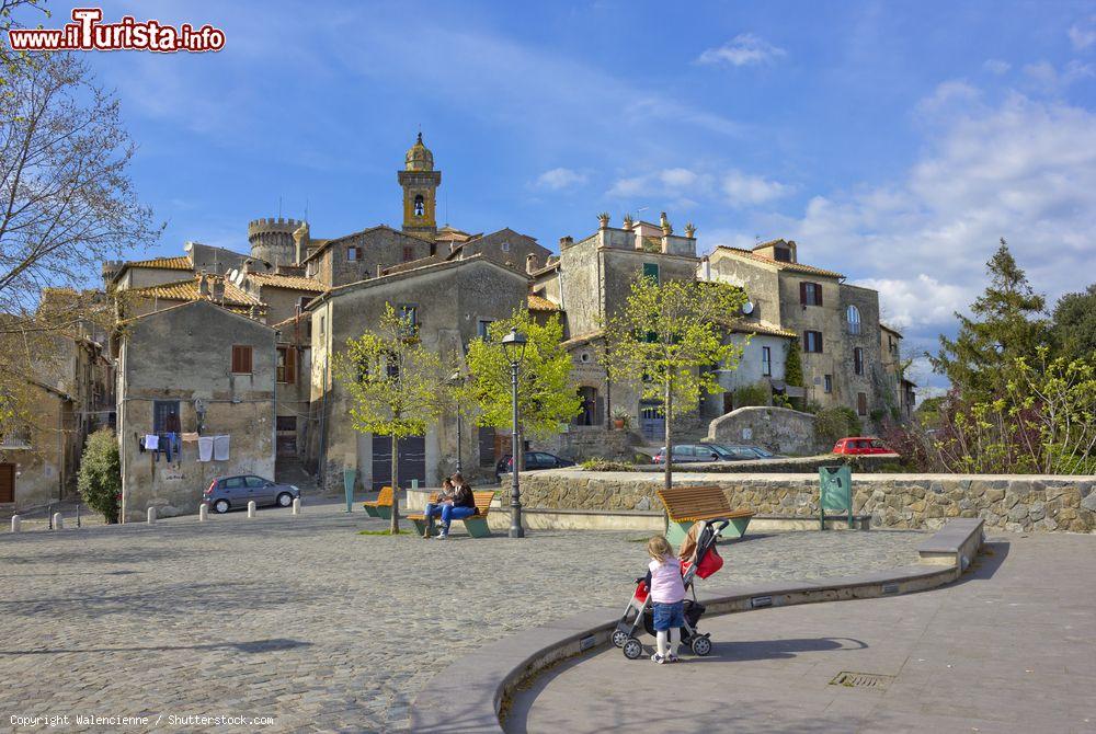 Immagine Una piazza nel centro storico di Bracciano nel Lazio - © Walencienne / Shutterstock.com