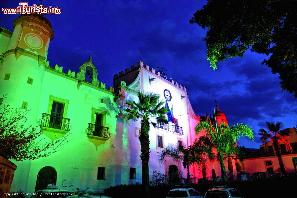Immagine Una piazza nel cuore di CInisi in provincia di Palermo (Sicilia), fotografata una sera d'estate - © poludziber / Shutterstock.com