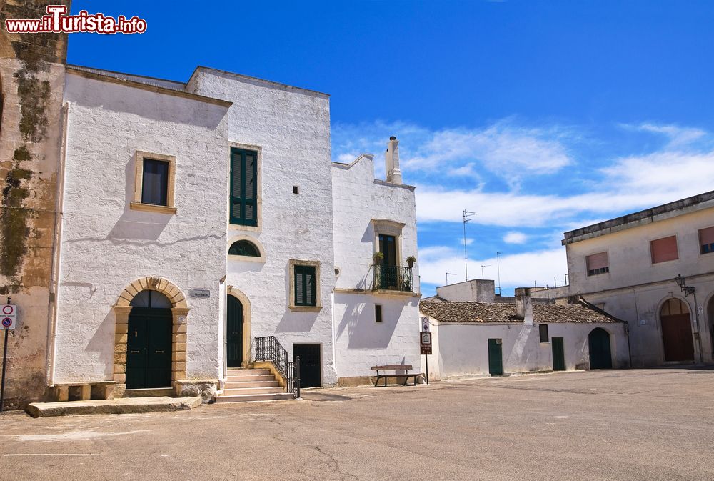 Immagine Una piazza nello storico borgo di Palmariggi vicino ad Otranto nel Salento. Siamo in Puglia, provincia di Lecce.