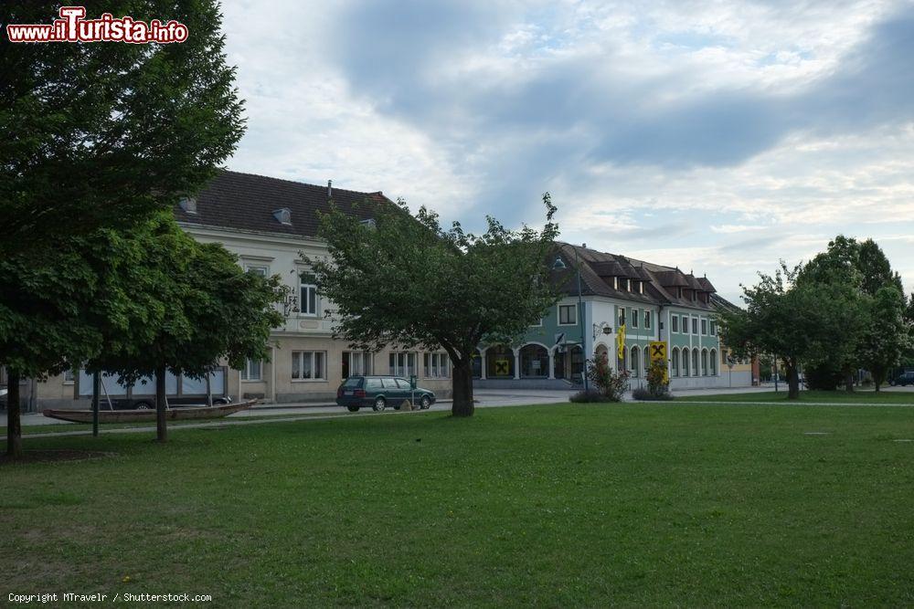 Immagine Una piazzetta alberata con edifici nella cittadina di Sankt Polten, Austria - © MTravelr / Shutterstock.com