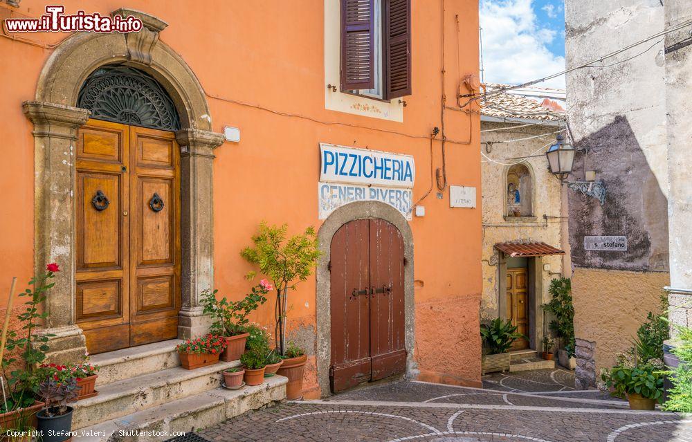 Immagine Una piazzetta con pizzicheria nel centro storico di FIuggi in Ciociaria (Lazio) - © Stefano_Valeri / Shutterstock.com