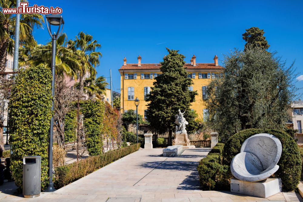 Immagine Una piazzetta con sculture nella cittadina francese di Grasse (Provenza).