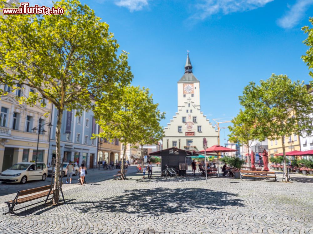 Immagine Una piazzetta del centro storico di Deggendorf, Germania. Sullo sfondo, l'antico Palazzo Municipale della città con la torre dell'orologio.