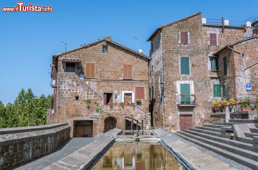 Immagine Una piazzetta nel borgo di Sutri, viterbese, Lazio