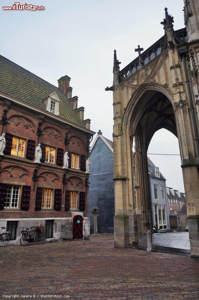 Immagine Una piazzetta nel centro di Nijmegen, Olanda, con vecchi palazzi - © Xandra R / Shutterstock.com