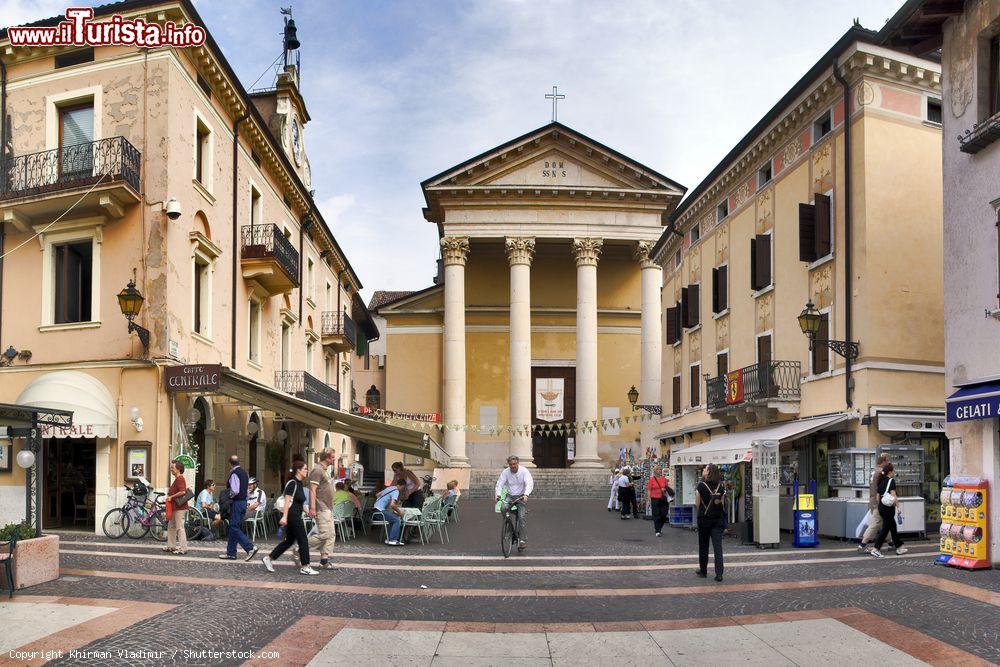 Immagine Una piazzetta nel centro storico di Bardolino, provincia di Verona, Veneto. Per secoli l'intera ara del Comune è stata sotto l'influenza dei monaci colombani - © Khirman Vladimir / Shutterstock.com