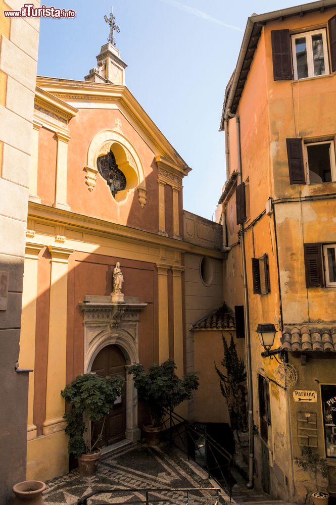 Immagine Una piazzetta nel villaggio provenzale di Roquebrune-Cap-Martin, Francia.