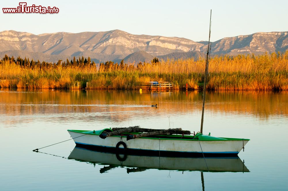 Immagine Una piccola barca nel lago di Cullera, Valencia, Spagna, al tramonto.