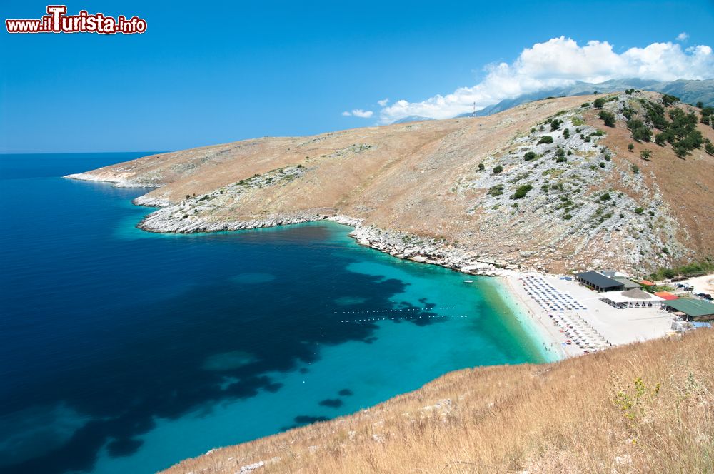 Immagine Una piccola caletta sabbiosa nel magico mare di Nimare in Albania