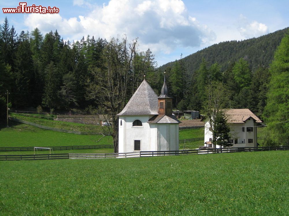 Immagine Una piccola chiesa in legno nei dintorni di Salorno