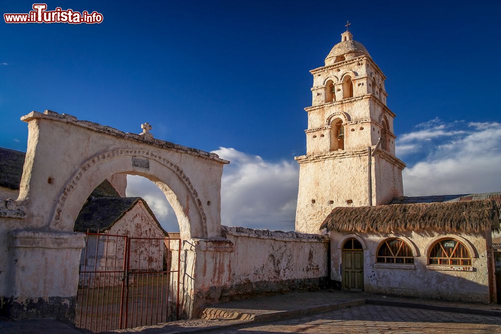 Immagine Una piccola chiesa in Plaza de Armas nella cittadina di Curahuara vicino a Oruro, Bolivia.