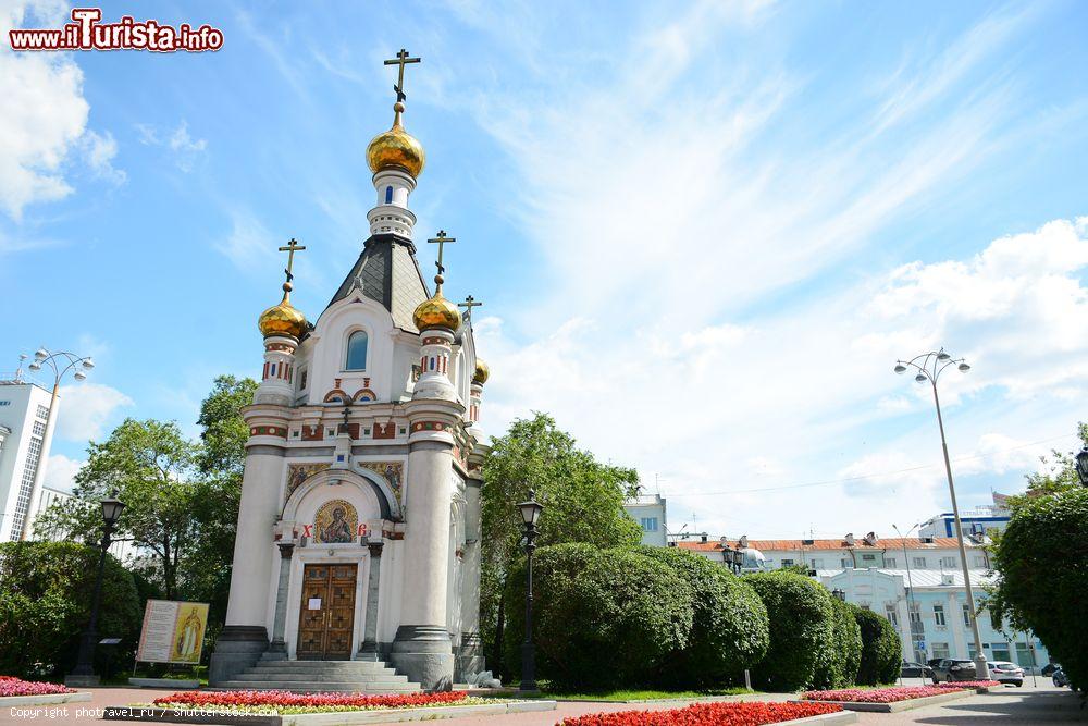 Immagine Una piccola chiesa ortodossa nel centro di Ekaterinburg, Russia. Di particolare bellezza sono le cupole dorate e il mosaico sopra il portale d'ingresso - © photravel_ru / Shutterstock.com