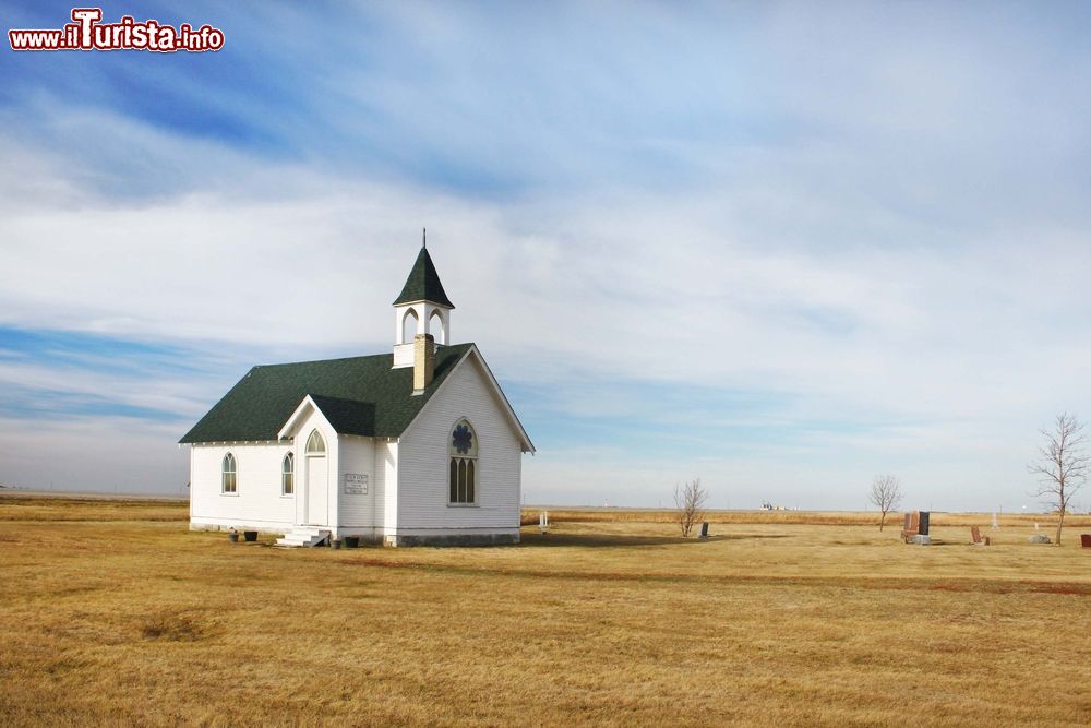 Immagine Una piccola chiesetta dal tetto verde nella prateria di Winnipeg, Canada.